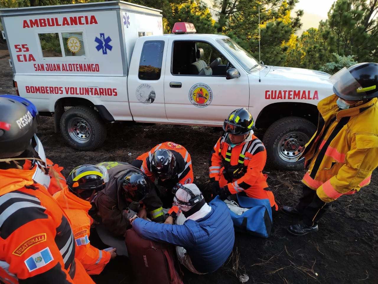 Rescatan a turistas con señal de hipotermia en volcán Acatenango