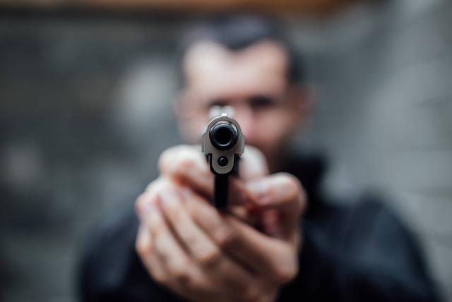 Hombre disparó contra ladrones para frustrar robo; uno falleció