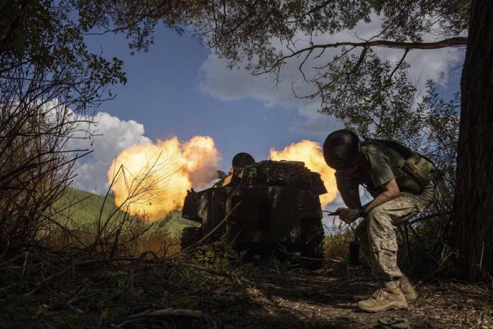 Efectivos ucranianos lanzan cohetes de artillería autopropulsados hacia posiciones rusas en el frente en la región de Járkiv, Ucrania, el 27 de julio de 2022. (AP Foto/Evgeniy Maloletka)