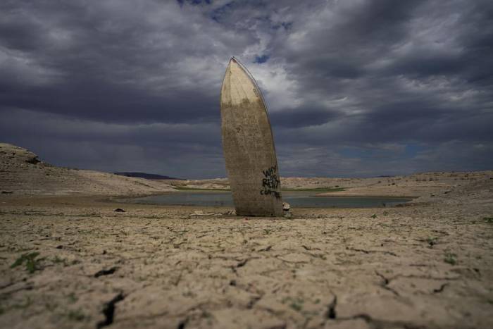 La punta de un bote que se había hundido y quedó semienterrado en el fondo del lago Mead de Nevada, cerca de Boulder City. El bote quedó al descubierto al bajar las aguas del lago en medio de una sequía. Foto del 22 de junio del 2022. (AP Photo/John Locher)