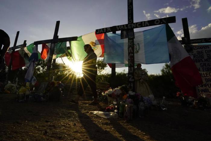 Dolientes visitan un altar improvisado en honor a las víctimas y sobrevivientes de una tragedia reciente de tráfico de personas, el 6 de julio de 2022, en San Antonio. (AP Foto/Eric Gay, archivo)