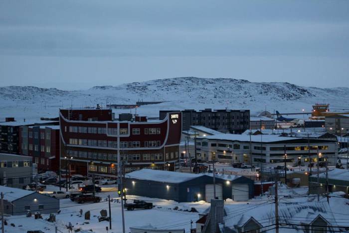El centro de Iqaluit, Nunavut, Canadá, es visto tras el ocaso de las 2 pm el 24 de noviembre del 2020. En sus extensos viajes, el papa Francisco nunca ha viajado más al norte que Iqaluit, la capital del territorio canadiense de Nunavut, gobernado por los inuit. El viernes, será la última escala de su visita de seis días a Canadá.(Emma Tranter/The Canadian Press via AP, File)