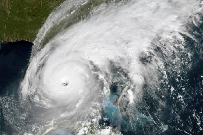 Esta imagen satelital GOES-East GeoColor tomada el miércoles 28 de septiembre de 2022, y proporcionada por la Oficina Nacional de Administración Oceánica y Atmosférica de Estados Unidos, muestra el ojo del huracán Ian acercándose a la costa suroeste de Florida. (NOAA vía AP)