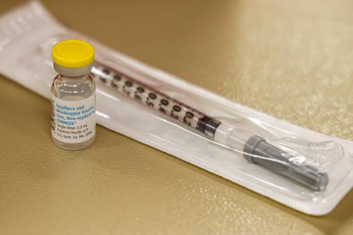 Esta fotografía del sábado 20 de agosto de 2022 muestra un frasco de la vacuna contra la viruela símica y una jeringa en una clínica de vacunación en Charlotte, Carolina del Norte. (AP Foto/Nell Redmond, archivo)