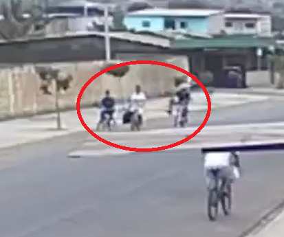 Asalta, derriba a ciclista al huir y muere al impactar con otro motorista