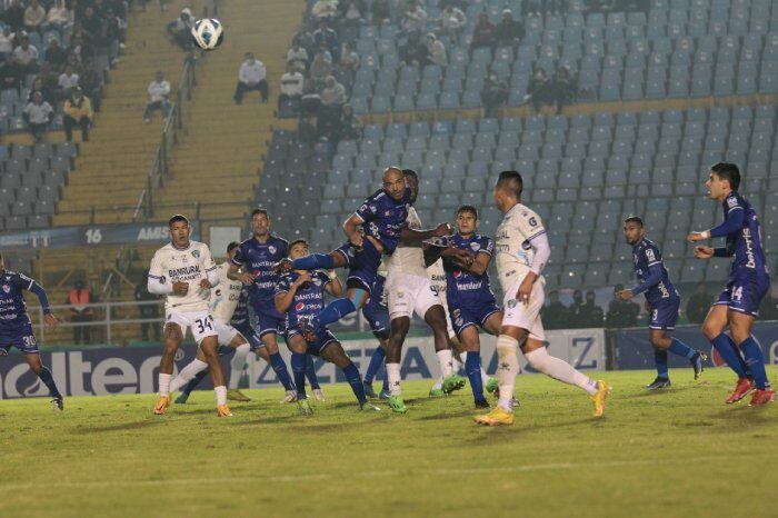 Cobán Imperial pega primero en la Semifinal del Apertura 2022