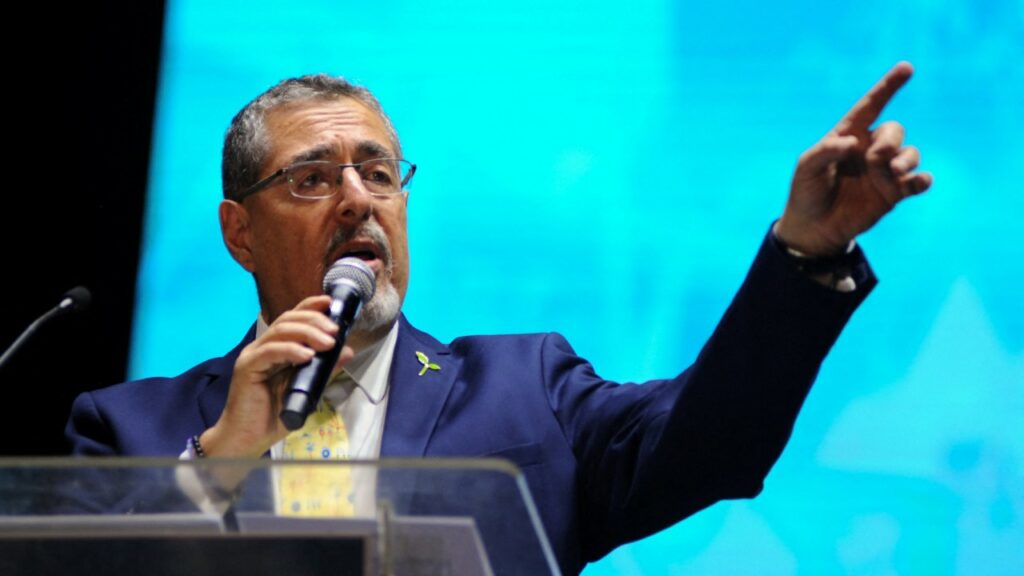 Presidente electo Bernardo Arévalo viaja a República Dominicana
