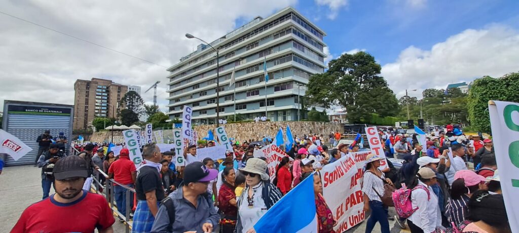 Guatemaltecos conmemoran el 20 octubre con marchas por la ciudad