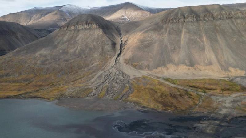 Una grieta en una de las colinas que rodean la antigua mina de carbón de Svea, en Van Mijenfjord, en el archipiélago ártico de Svalbard. Foto: AFP