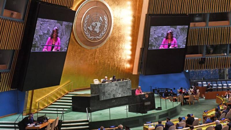 La embajadora de Estados Unidos ante la ONU Linda Thomas-Greenfield habla durante la sesión especial de la Asamblea general. Foto: AFP