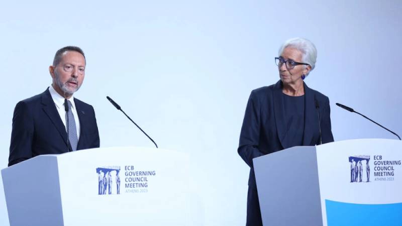 La presidenta del Banco Central Europeo, (BCE) Christine Lagarde, y el gobernador del Banco de Grecia, Yiannis Stournaras. Foto: AFP