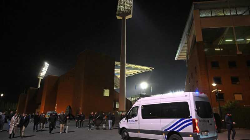 La policía vigila la salida de los aficionados del Estadio Rey Balduino de Bruselas el 16 de octubre de 2023, tras el ataque en el que murieron dos suecos. Foto: AFP