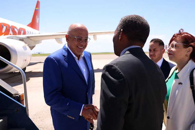 El presidente de la Asamblea Nacional de Venezuela, Jorge Rodríguez, a su llegada a Barbados junto a una delegación del Gobierno. Foto: AFP