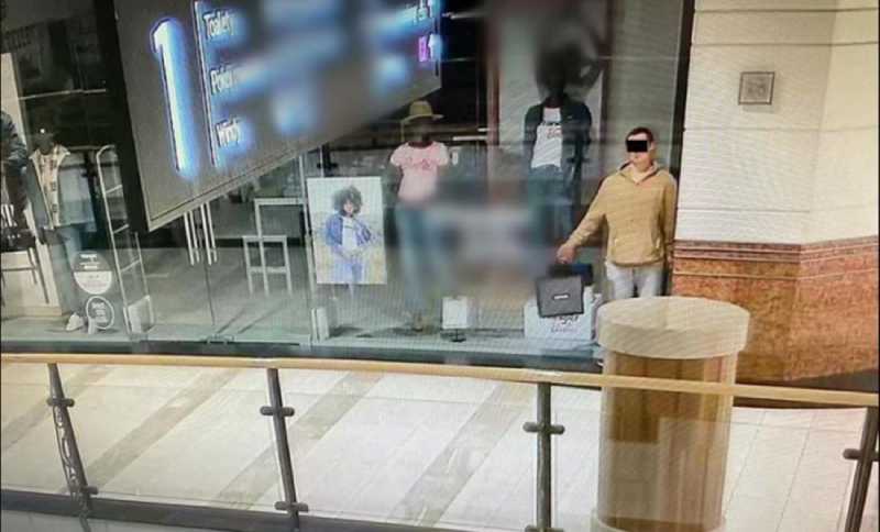 La policía de Varsovia detuvo a un hombre de 22 años que, se hacía pasar por un maniquí para cometer varios robos en un centro comercial. Foto: AFP