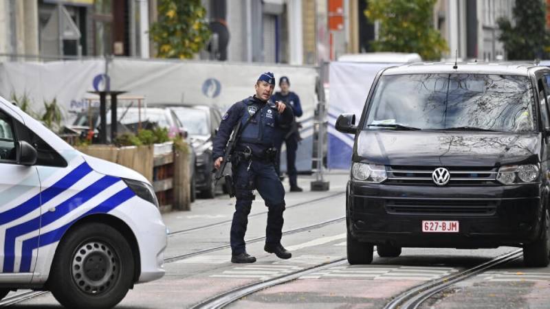 Un policía belga monta guardia frente a la casa donde fue abatido el sospechoso de matar a dos ciudadanos suecos, el 17 de octubre de 2023 en Bruselas. Foto: AFP
