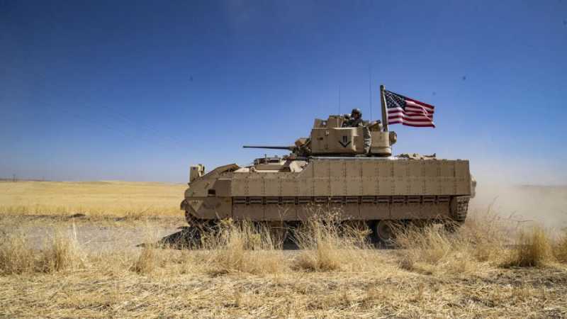Fuerzas de EEUU en un vehículo de combate blindado Bradley patrullan en la localidad de al-Malikiya en el noreste de Siria. Foto: AFP