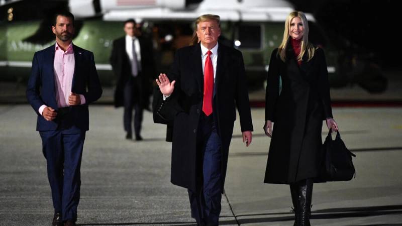 Donald Trump (centro), Ivanka Trump (D) y Donald Trump Jr (I) en Marietta, EEUU, el 4 de enero de 2021. Foto: AFP