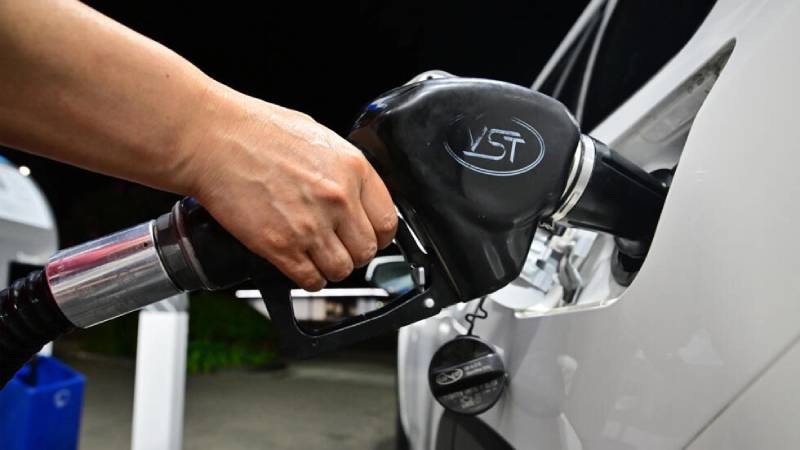 Una persona abastece de combustible el depósito de su automóvil en una gasolinera de La Puente (California), al oeste de Estados Unidos. Foto: AFP