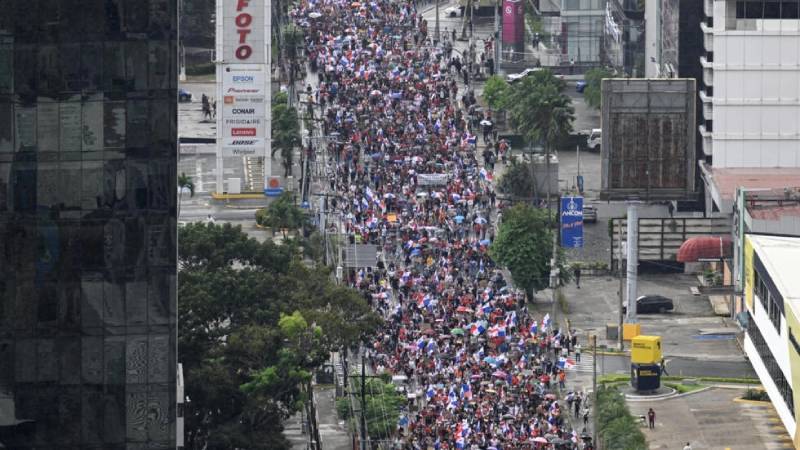 Vista aérea de una de las protestas contra el contrato del gobierno con la empresa minera canadiense First Quantum y su filial Minera Panamá. Foto: AFP