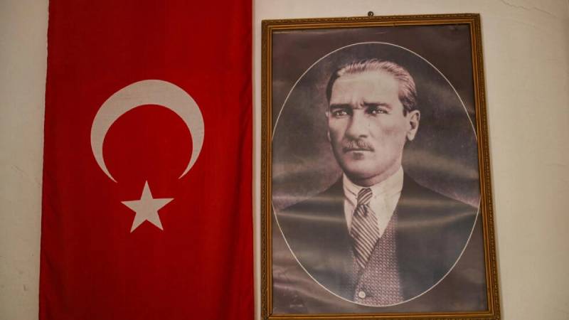Un retrato del fundador de la Turquía moderna, Mustafa Kemal Ataturk, colgado junto a una bandera en una agencia de viajes. Foto AFP