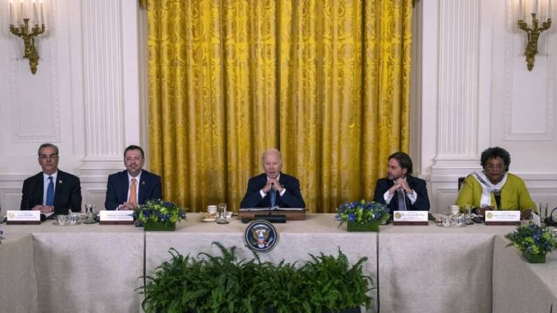 (De izq. a drcha.) Los presidentes de República Dominicana, Costa Rica, EEUU Joe Biden, Uruguay y el primer ministro de Barbados, en Washington. Foto: AFP