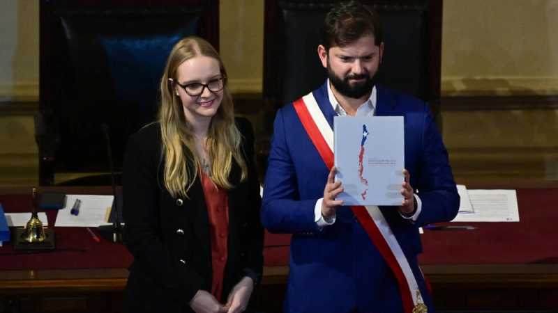 Gabriel Boric, recibió el texto del nuevo proyecto de constitución de manos de la presidenta del Consejo Constitucional, Beatriz Hevia. Foto: AFP