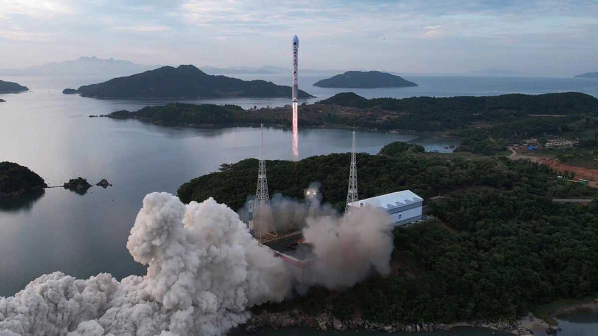 Corea del Norte lanzó hacia el sur un satélite militar espía, afirmó el martes 21 de noviembre de 2023, el ejército surcoreano. Foto: AFP