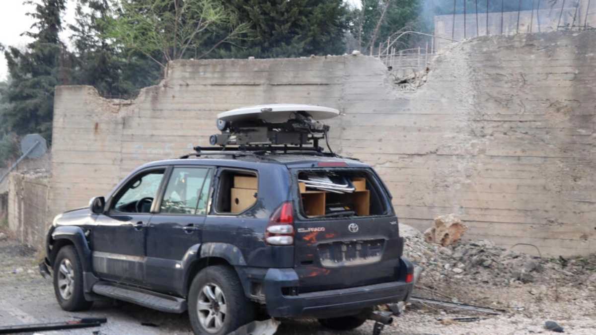 En Líbano, disparos israelíes hieren a un periodista de Al Jazeera. Un vehículo de prensa dañado por disparos israelíes. Foto: AFP