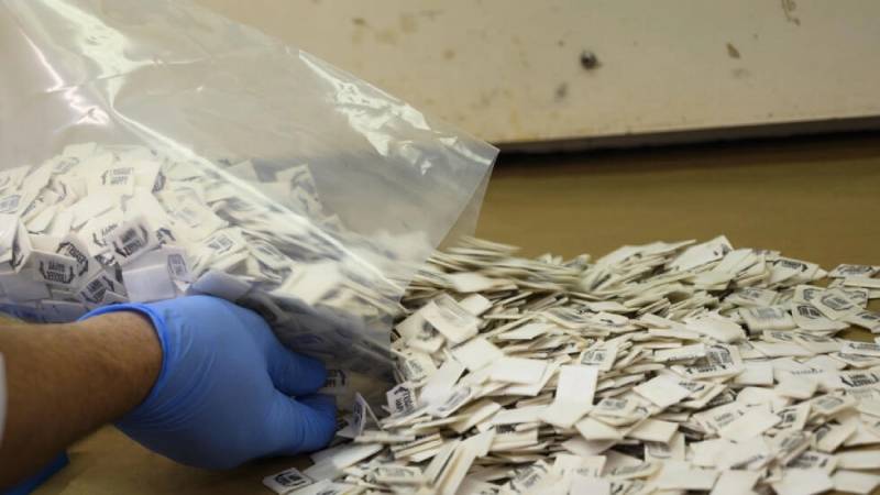 Un químico de la Administración de lucha contra las Drogas de EEUU testa fentanilo en un laboratorio en Nueva York el 8 de octubre de 2019. Foto: AFP