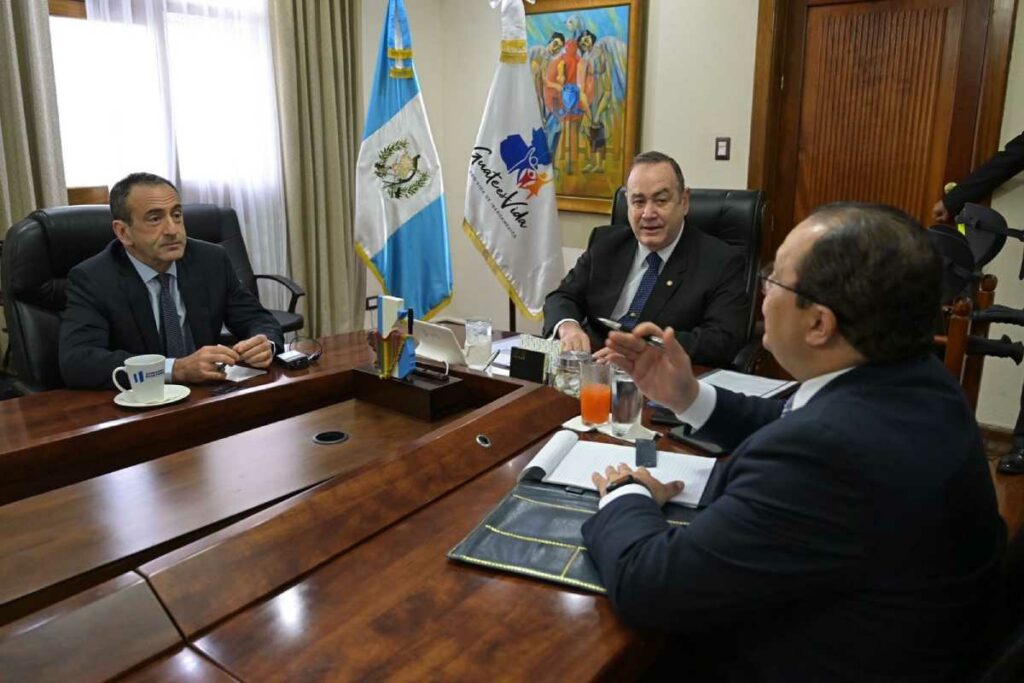 El Ejecutivo explicó a la delegación estadounidense que visita Guatemala sobre el proceso de transición gubernamental. Foto Gobierno de Guatemala.