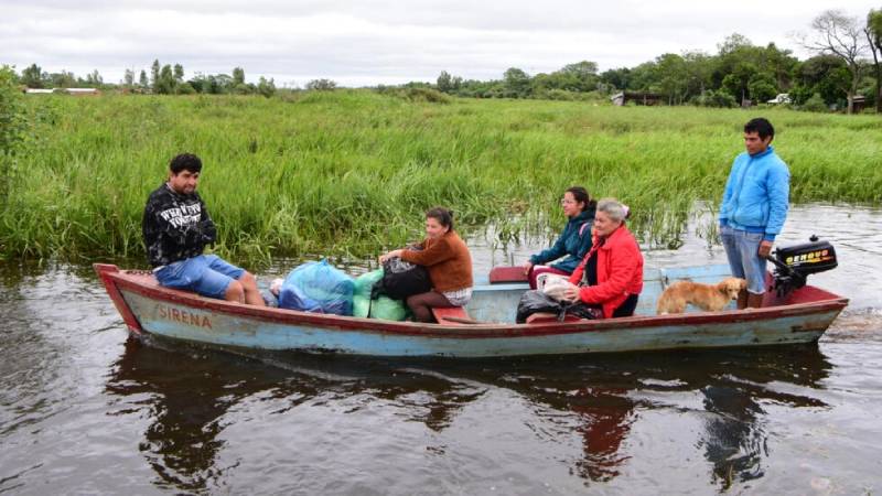 Evacuados por las inundaciones navegan en bote en Ayolas, 300 kilómetros al sur de Asunción, el 3 de noviembre de 2023. Foto: AFP
