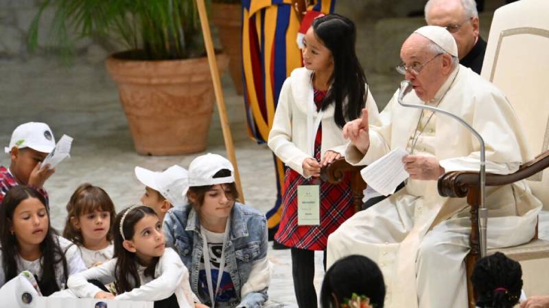 El papa Francisco participa en un encuentro con niños de todo el mundo en la sala de Pablo VI en el Vaticano, el 6 de noviembre de 2023. Foto: AFP
