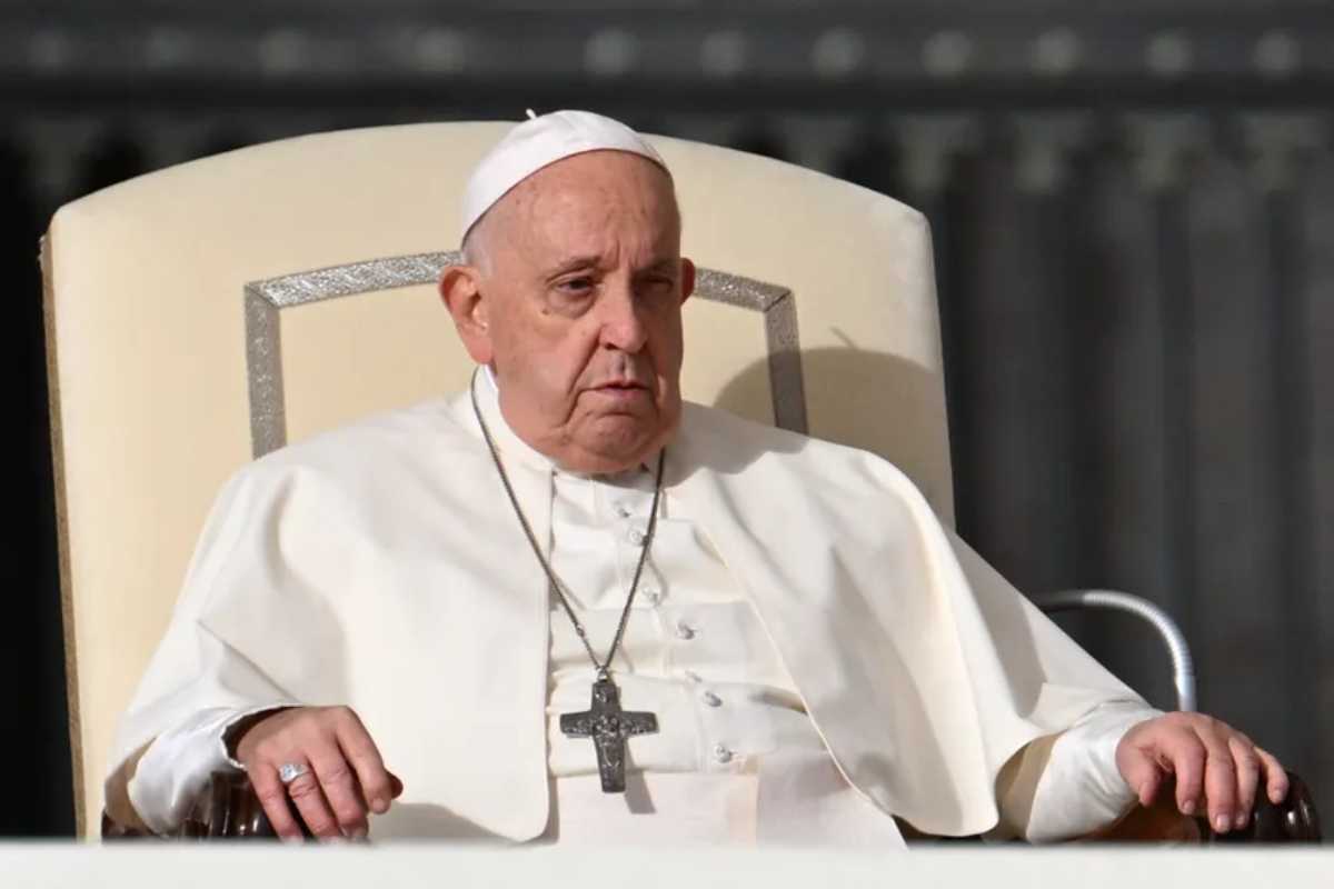 “Como ven, estoy vivo”, declaró ante visitantes el papa Francisco en tono de broma, tras haber renunciado a ir a la COP28 en Dubái. Foto: AFP