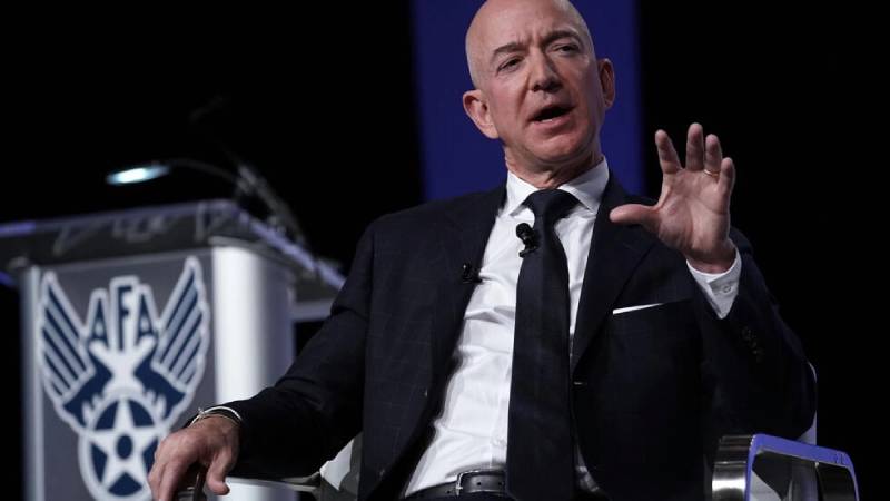 El multimillonario y fundador de Amazon, Jeff Bezos, justificó su decisión diciendo que: “quiero estar cerca de mis padres”. Foto: AFP