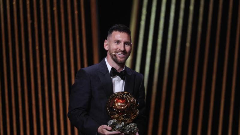 Lionel Messi con su octavo trofeo Balón de Oro en la gala del lunes 30 de octubre de 2023, en París. Foto: AFP