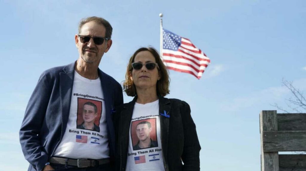 Ronen y Orna Neutra, los padres del militar secuestrado por Hamás, soldado estadounidense con nacionalidad también israelí. Foto: AFP