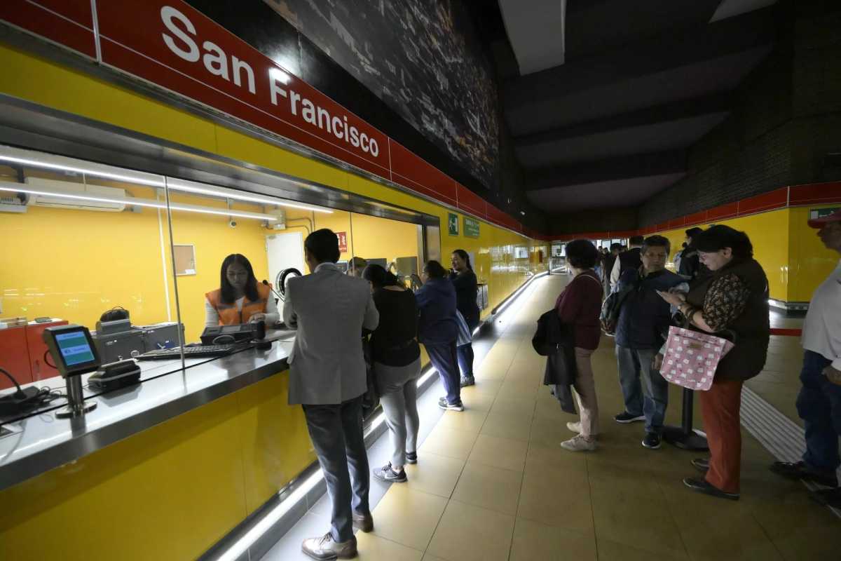 El metro, administrado por un consorcio franco español, cubre una ruta de 22 km entre el norte y sur de Quito. Foto: AFP