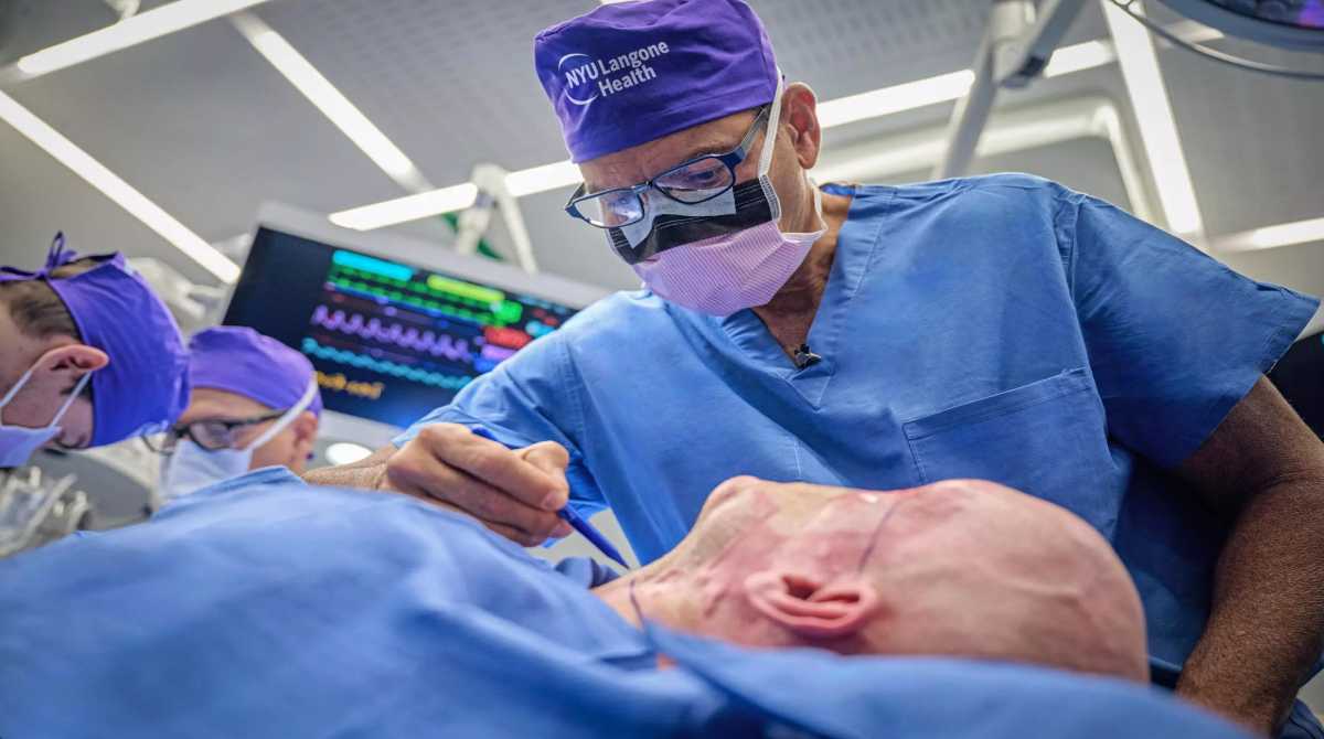 El doctor Eduardo Rodríguez opera a Aaron James en el primer trasplante parcial de cara y ojo en la NYU Langone Health de Nueva York. Foto: AFP
