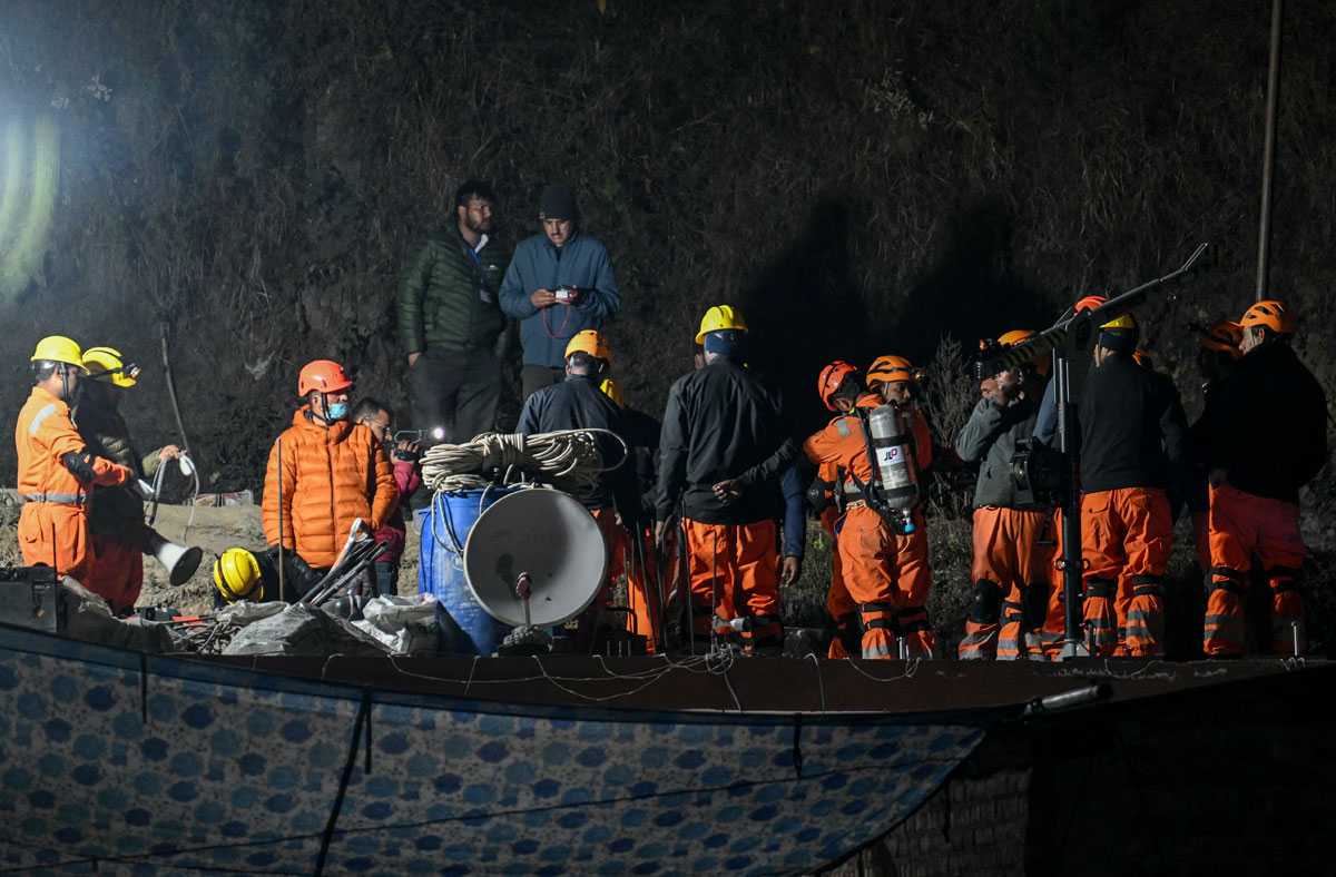 En India los equipos encargados de rescatar trabajadores atrapados tras el derrumbe de un túnel prevén sacarlos. Foto: AFP