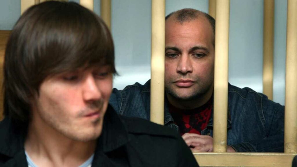El presidente de Rusia indulta a un expolicía. Serguéi Khadzhikurbanov (drcha.) ruso condenado a 20 años de prisión. Foto: AFP