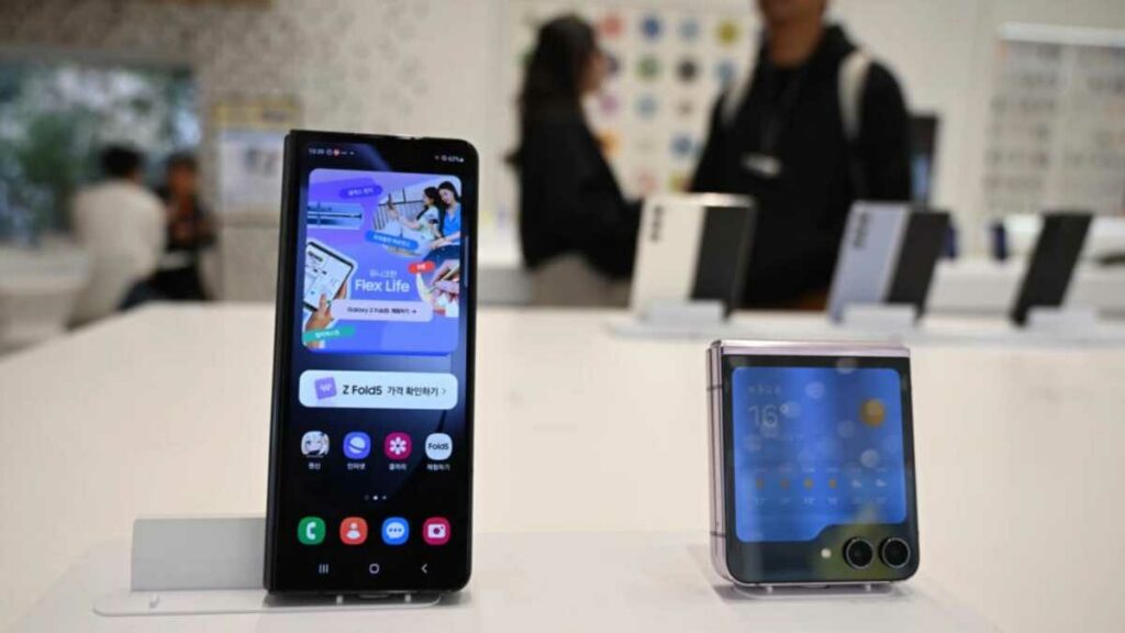 La compañía Samsung ofrecerá traducción en tiempo real de llamadas en sus teléfonos, el próximo. Foto: AFP