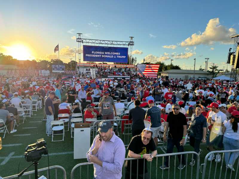 Seguidores de Donald Trump atendieron la convocatoria del exmandatario para un acto de campaña en Hialeah, Miami. Foto: Orian Brito