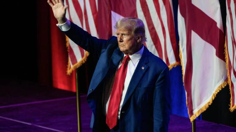 El expresidente de EEUU Donald Trump saluda en la cena del partido republicano en el estado de Alabama, el 4 de agosto de 2023. Foto: AFP