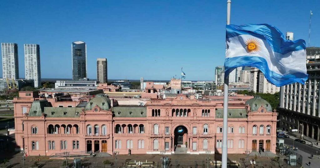 El gobierno de Argentina, encabezado por el presidente Javier Milei, formalizó su renuncia a integrar el grupo de los BRICS. Foto: AFP
