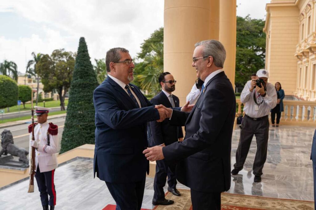 El presidente electo, de Guatemala, Bernardo Arévalo, viajó a República Dominicana para reunirse con el presidente Luis Abinader.