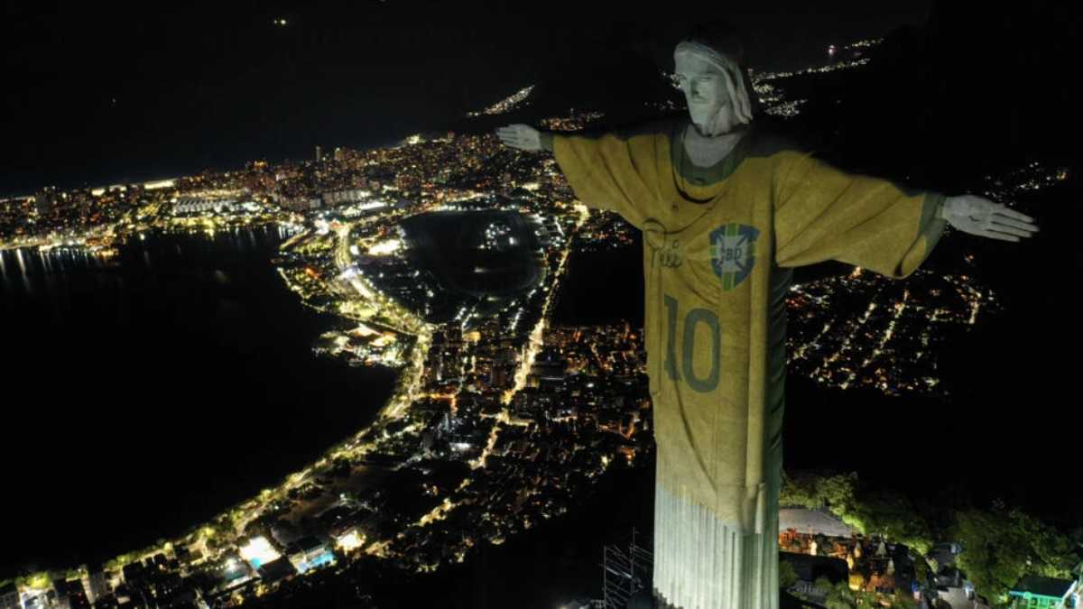 Al cumplirse un año de la muerte de la leyenda del fútbol brasileño, Pelé, se realizaron varios homenajes. Foto: AFP