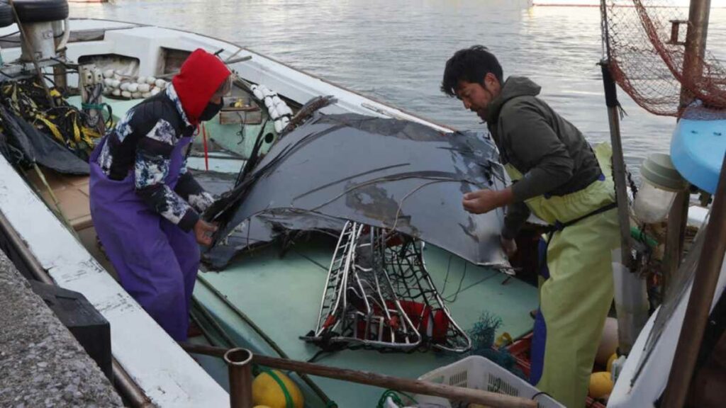 Equipos de rescate encontraron cinco cuerpos en el mar de Japón, días después del accidente de un avión militar estadounidense. Foto: AFP