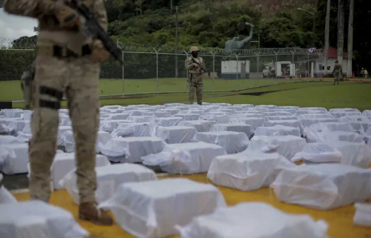 Nueve personas acusadas de pertenecer a una red que traficaba cocaína proveniente de Colombia fueron detenidos. Foto: AFP