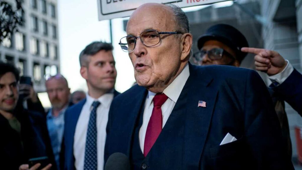Rudy Giuliani, fue condenado a pagar más de 148 millones de dólares a dos agentes electorales a quienes difamó. Foto: AFP