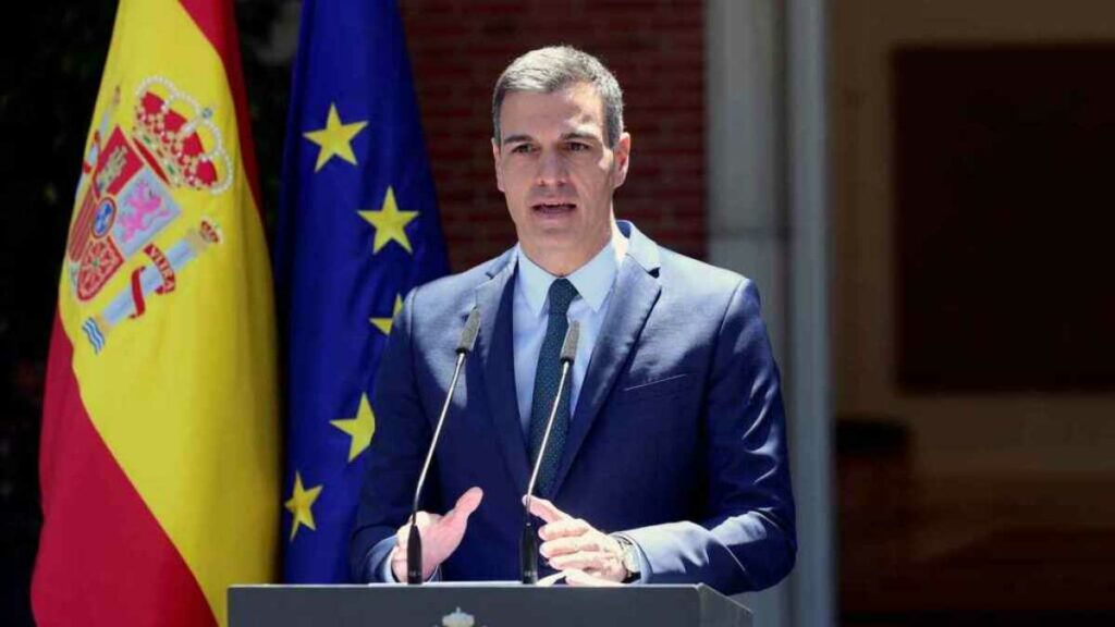 El presidente del Gobierno español, Pedro Sánchez, y su ejecutivo condena el “discurso del odio” del líder ultraderecha español. Foto: AFP